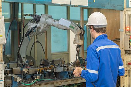 智能机器人焊接手系统自动化制造机器引擎,在操作仓库中控制工业设备